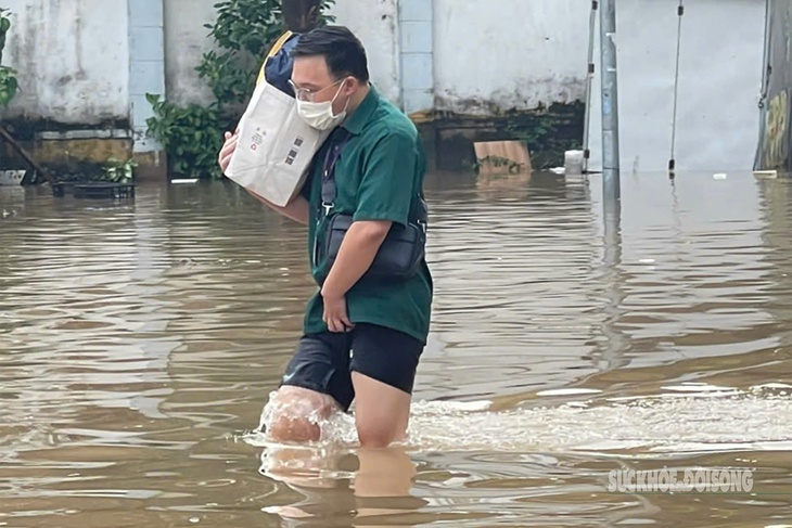 Hết mưa nhưng lũ trên các sông vẫn ở mức báo động, ngập lụt nhiều nơi còn kéo dài- Ảnh 2. Hết mưa nhưng lũ trên các sông vẫn ở mức báo động, ngập lụt nhiều nơi còn kéo dài- Ảnh 2.