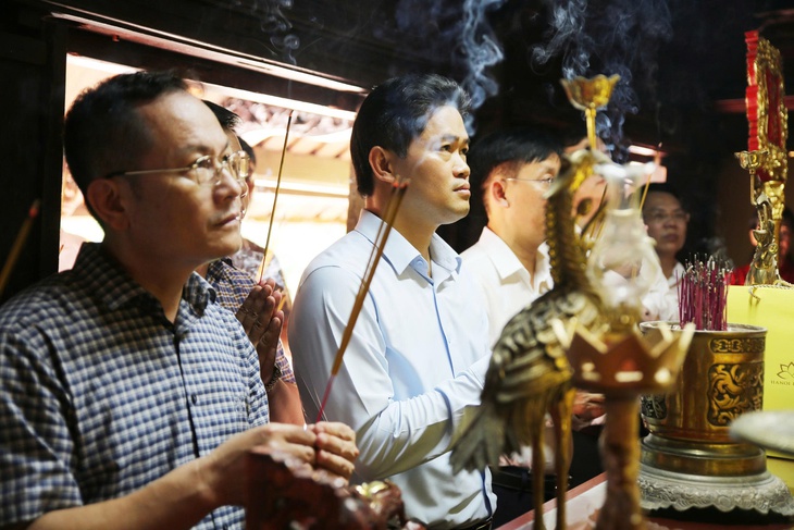 Thứ trưởng Bộ Y tế dâng hương tưởng niệm Đại danh y Hải Thượng Lãn Ông- Ảnh 2. Thứ trưởng Bộ Y tế dâng hương tưởng niệm Đại danh y Hải Thượng Lãn Ông- Ảnh 2.