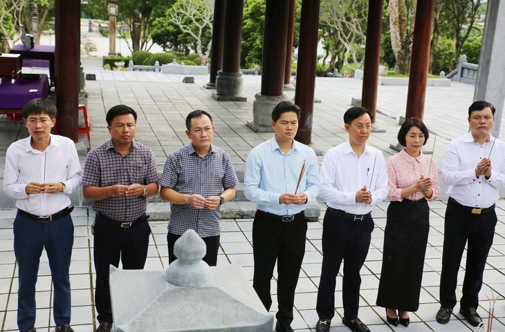 Thứ trưởng Bộ Y tế dâng hương tưởng niệm Đại danh y Hải Thượng Lãn Ông- Ảnh 1. Thứ trưởng Bộ Y tế dâng hương tưởng niệm Đại danh y Hải Thượng Lãn Ông- Ảnh 1.