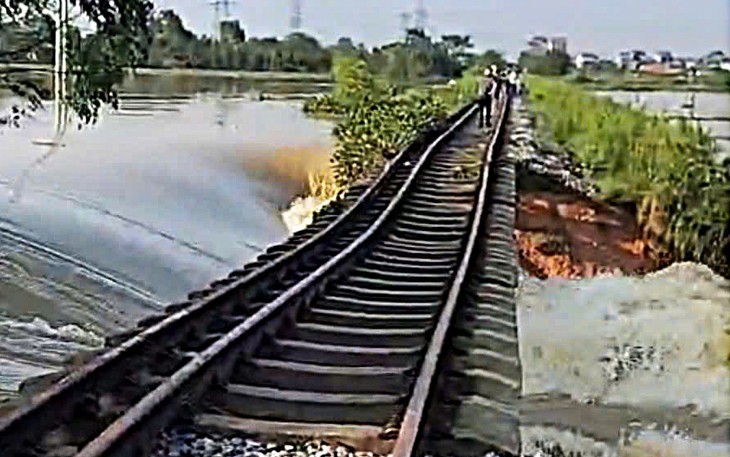 CSGT bất ngờ kiểm tra an toàn đường sắt, đo nồng độ cồn của nhân viên gác chắn - Ảnh 1.