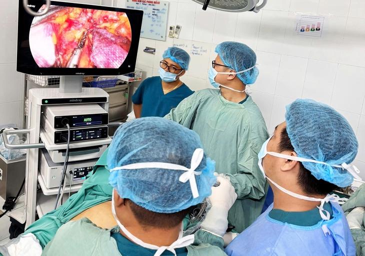 Việt kiều Mỹ 73 tuổi lựa chọn về Việt Nam phẫu thuật khối u đại tràng ác tính- Ảnh 1.