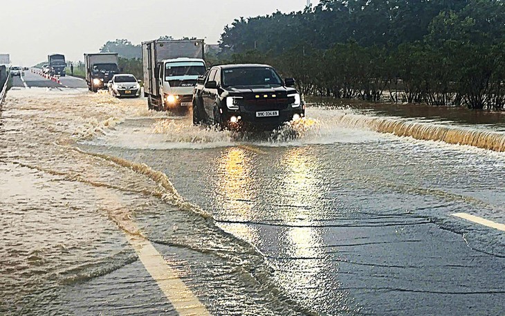 Hà Nội: Quốc lộ 3 ngập gần 1 mét, người dân di chuyển thế nào?- Ảnh 1.