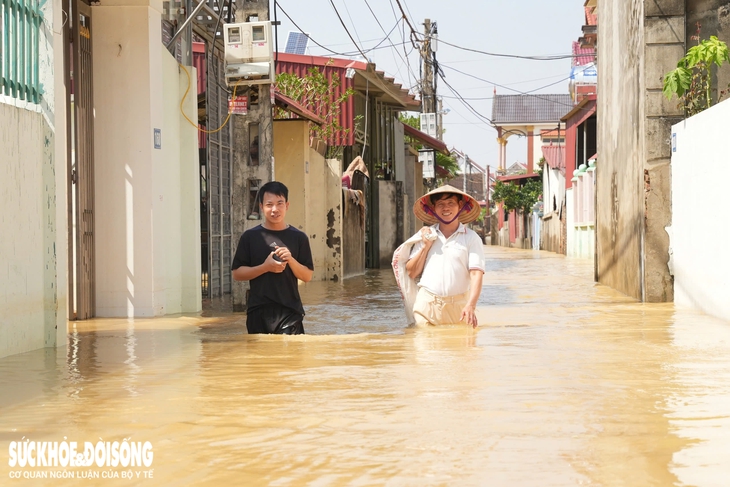 Cận cảnh hàng trăm hộ dân xã ven Hà Nội bị ngập sâu- Ảnh 8.