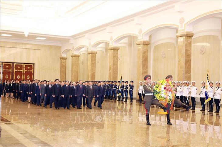 Tổng Bí thư Tô Lâm đặt hoa tưởng nhớ Chủ tịch Kim Nhật Thành, Tổng Bí thư Kim Jong-il- Ảnh 1.