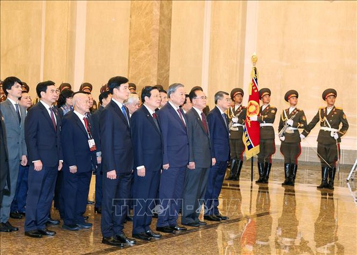 Tổng Bí thư Tô Lâm đặt hoa tưởng nhớ Chủ tịch Kim Nhật Thành, Tổng Bí thư Kim Jong-il- Ảnh 3.