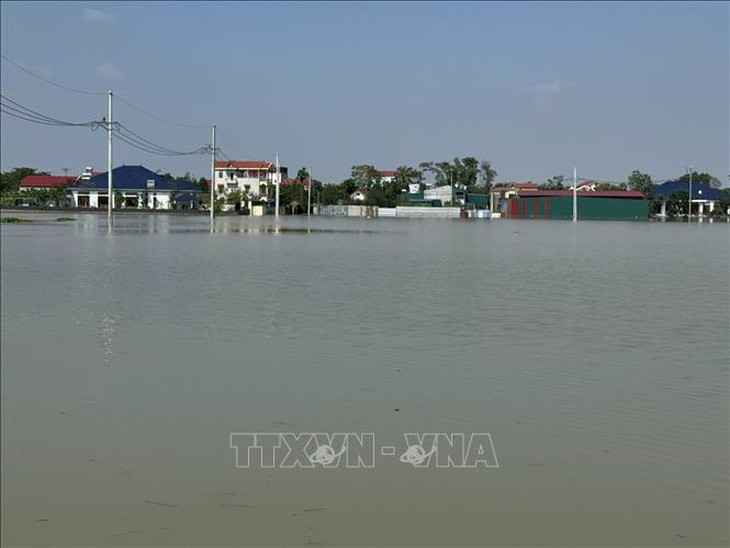 'Rốn lũ' Trung Giã: Nước rút chậm, hơn 4.000 hộ dân bị cô lập giữa biển nước- Ảnh 1.