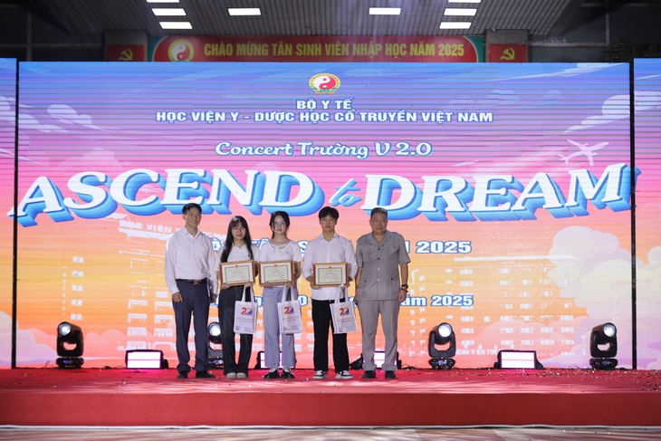 Hơn 1.000 tân sinh viên Học viện Y - Dược học cổ truyền Việt Nam chính thức bước vào hành trình thầy thuốc tương lai- Ảnh 2.