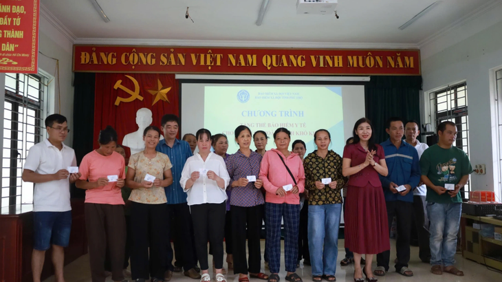 Phú Thọ tăng cường an sinh xã hội: 100% hộ nghèo, hộ cận nghèo được hỗ trợ tham gia bảo hiểm y tế- Ảnh 1.