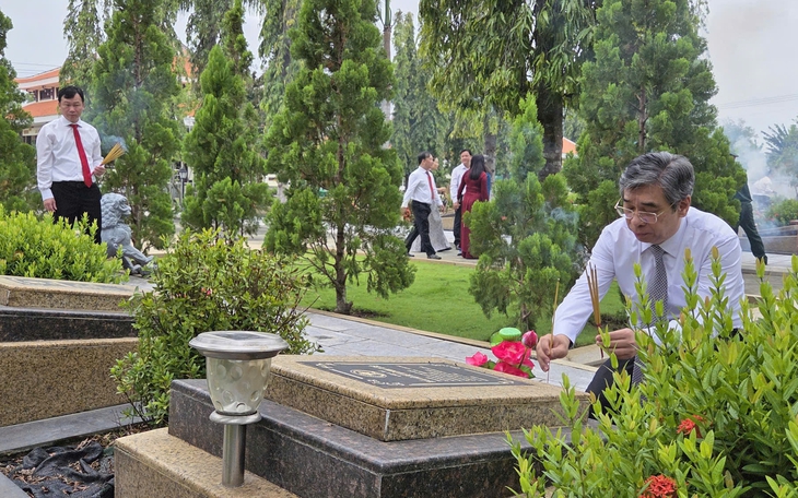 Lãnh đạo và 550 đại biểu Đại hội Đảng bộ TPHCM lần thứ I dâng hương tưởng niệm các Vua Hùng- Ảnh 5.