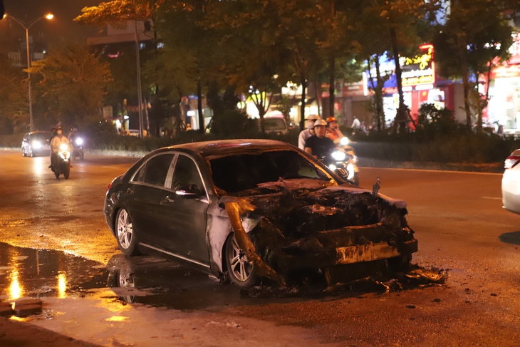 Xe Mercedes cháy rụi trên phố Nguyễn Hoàng, Hà Nội- Ảnh 1.