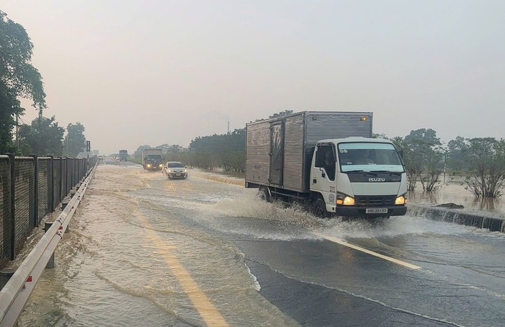 Cao tốc Hà Nội-Thái Nguyên lại phát sinh thêm điểm ngập lụt mới do nước lũ- Ảnh 1.