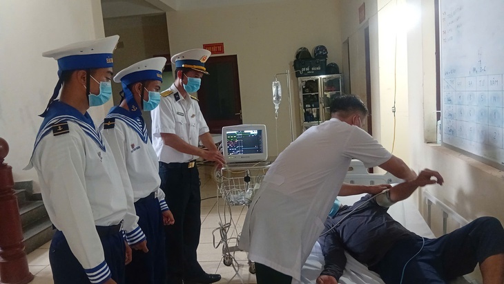 Quân y đảo Trường Sa điều trị cho ngư dân bị sốt virus, có dấu hiệu bội nhiễm phổi- Ảnh 2. Quân y đảo Trường Sa điều trị cho ngư dân bị sốt virus, có dấu hiệu bội nhiễm phổi- Ảnh 2.