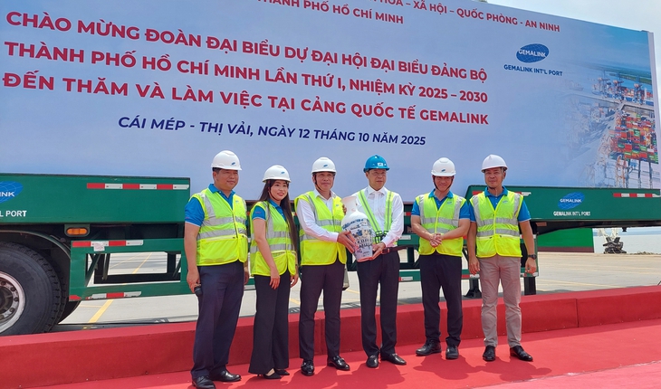 Đoàn đại biểu Đại hội Đảng bộ TPHCM phấn khởi khi 'mục sở thị' cảng quốc tế Gemalink và KCN chuyên sâu Phú Mỹ 3- Ảnh 2. Đoàn đại biểu Đại hội Đảng bộ TPHCM phấn khởi khi 'mục sở thị' cảng quốc tế Gemalink và KCN chuyên sâu Phú Mỹ 3- Ảnh 2.