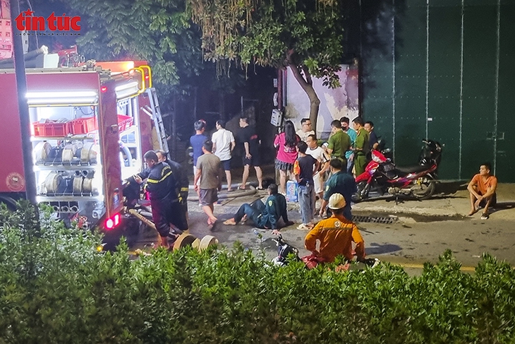 Khói đen bốc cao hàng chục mét trong vụ cháy nhà xưởng đường Nguyễn Khoái- Ảnh 4.