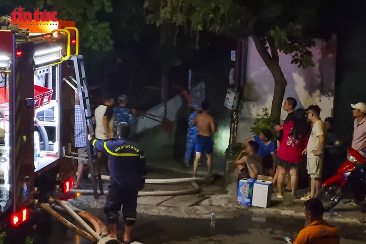 Khói đen bốc cao hàng chục mét trong vụ cháy nhà xưởng đường Nguyễn Khoái- Ảnh 8.