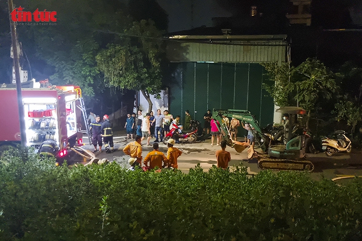 Khói đen bốc cao hàng chục mét trong vụ cháy nhà xưởng đường Nguyễn Khoái- Ảnh 7.