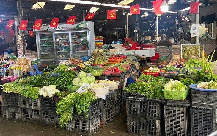 Giá cà chua chạm mốc 60.000 đồng/kg, nhiều bà nội trợ 'giật mình' khi đi chợ- Ảnh 6.