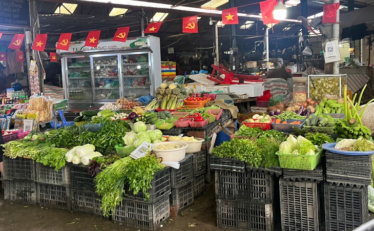 Sau mưa bão, giá rau xanh ở chợ dân sinh Hà Nội lại leo thang
- Ảnh 2.