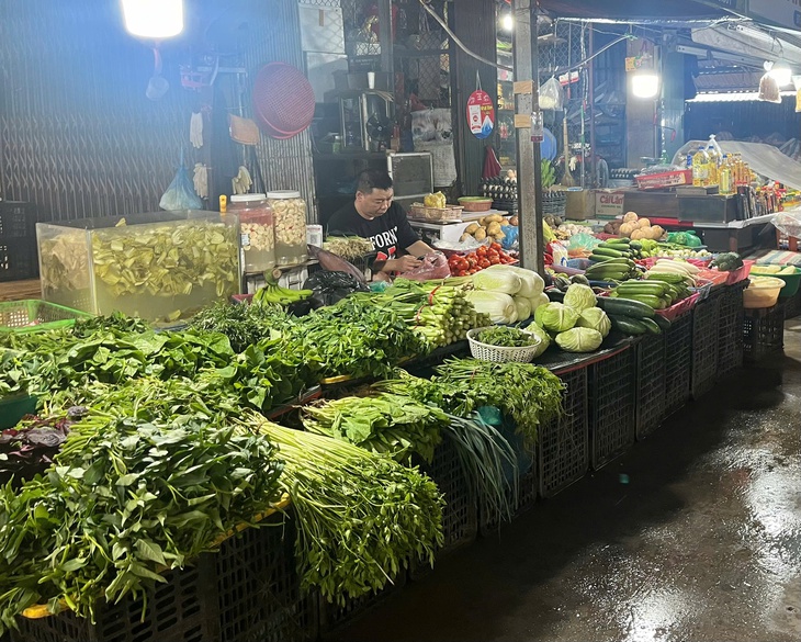 Sau mưa bão, giá rau xanh ở chợ dân sinh Hà Nội lại leo thang
- Ảnh 1.