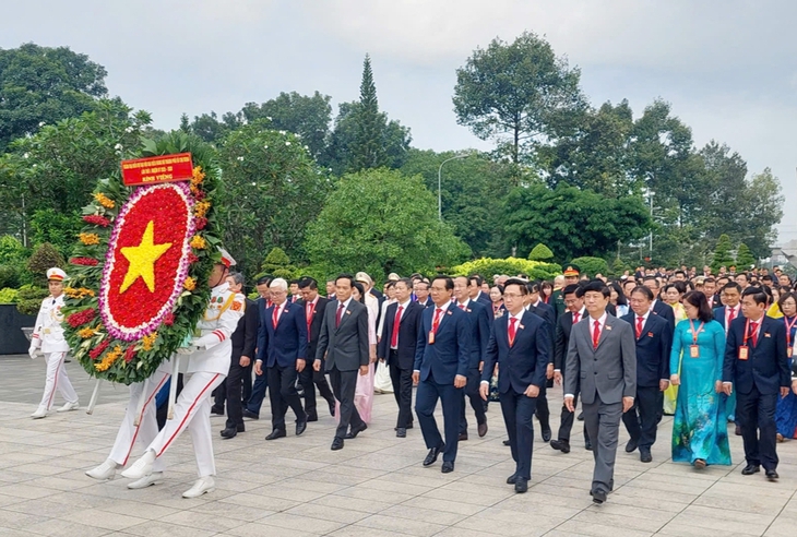 Đại biểu dự Đại hội Đảng bộ TPHCM dâng hương tưởng niệm Anh hùng Liệt sĩ trước giờ khai mạc phiên trù bị- Ảnh 2. Đại biểu dự Đại hội Đảng bộ TPHCM dâng hương tưởng niệm Anh hùng Liệt sĩ trước giờ khai mạc phiên trù bị- Ảnh 2.