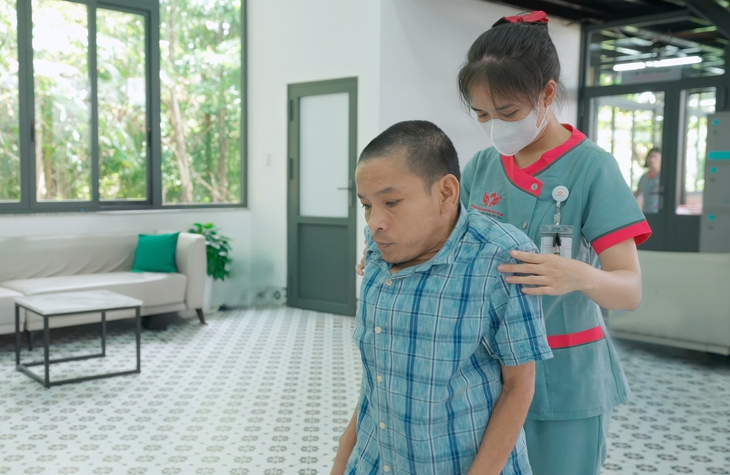 Kỳ tích cứu người đàn ông gù vẹo cột sống 38 năm, liệt tứ chi nhờ can thiệp mạch hiếm gặp- Ảnh 3. Kỳ tích cứu người đàn ông gù vẹo cột sống 38 năm, liệt tứ chi nhờ can thiệp mạch hiếm gặp- Ảnh 3.