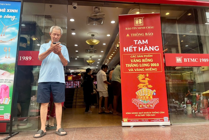 Giá vàng ngày 13/10 tăng, người dân đổ đi mua, nhiều cửa hàng treo biển 'tạm hết hàng'!- Ảnh 3.