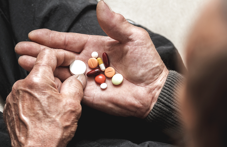 Người cao tuổi sống chung với HIV: Thách thức kép từ lão hóa và bệnh mạn tính- Ảnh 1.