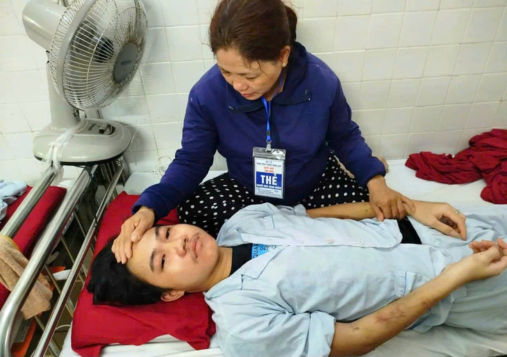 Xót xa hoàn cảnh người phụ nữ ở Huế cùng lúc chăm chồng bại liệt và con bệnh nặng- Ảnh 1.