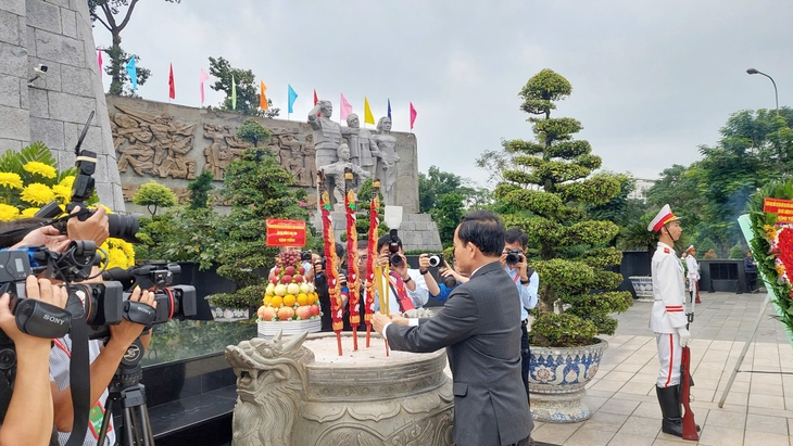 Đại biểu dự Đại hội Đảng bộ TPHCM dâng hương tưởng niệm Anh hùng Liệt sĩ trước giờ khai mạc phiên trù bị- Ảnh 3. Đại biểu dự Đại hội Đảng bộ TPHCM dâng hương tưởng niệm Anh hùng Liệt sĩ trước giờ khai mạc phiên trù bị- Ảnh 3.