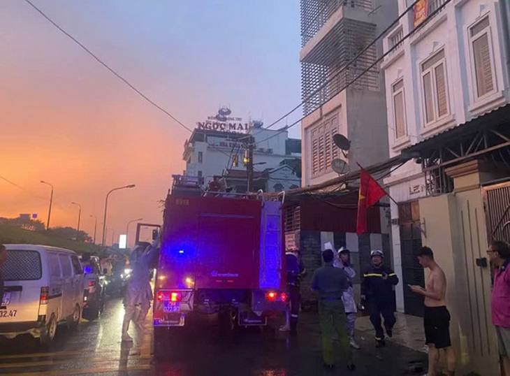 Cháy nhà dân trong ngõ, 3 người may mắn thoát nạn- Ảnh 1.