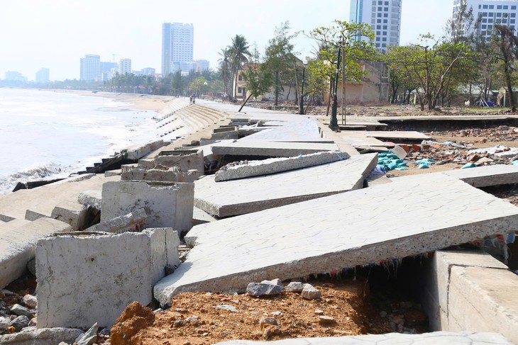 Kè biển hàng chục tỷ đồng đổ nát sau bão số 10- Ảnh 1.