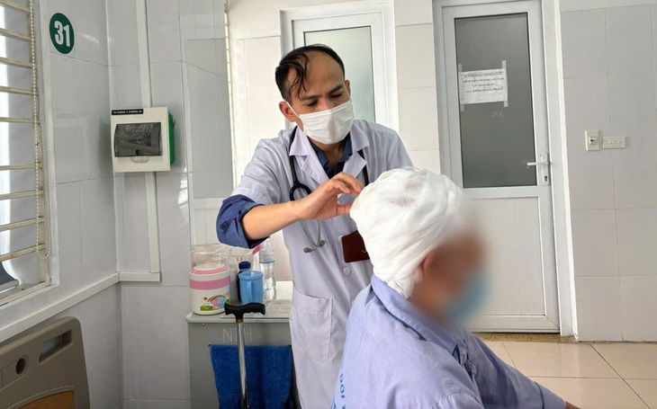 Giữ thang cho hàng xóm sửa điện ở chuồng gà, người đàn ông suýt mất mạng- Ảnh 3.