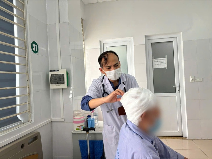 Đầu lở loét, chảy mủ vì tin lời người quen đắp lá chữa zona thần kinh- Ảnh 3.