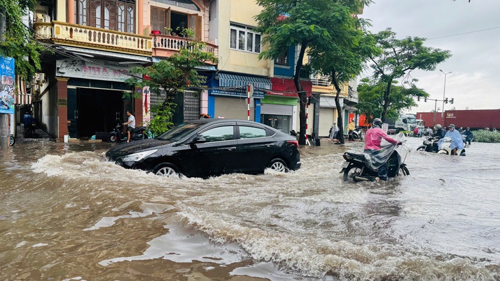 Mưa lớn kéo dài, nhiều tuyến phố ở Hải Phòng bị ngập sâu- Ảnh 1.