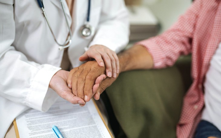 Người cao tuổi sống chung với HIV: Thách thức kép từ lão hóa và bệnh mạn tính