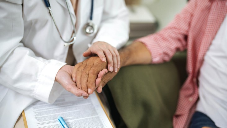 Người cao tuổi sống chung với HIV: Thách thức kép từ lão hóa và bệnh mạn tính- Ảnh 2.