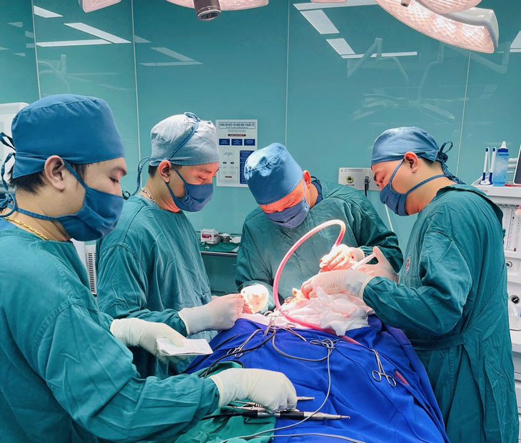 Giành sự sống ngoạn mục cho bệnh nhân chấn thương sọ não nặng, gãy 10 xương sườn- Ảnh 1. Giành sự sống ngoạn mục cho bệnh nhân chấn thương sọ não nặng, gãy 10 xương sườn- Ảnh 1.