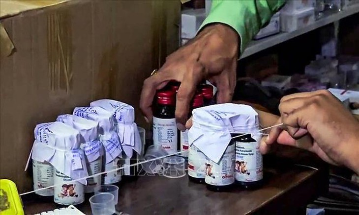 WHO ban hành cảnh báo đối với một số loại siro ho của Ấn Độ- Ảnh 1. WHO ban hành cảnh báo đối với một số loại siro ho của Ấn Độ- Ảnh 1.