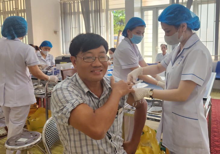 Thái Nguyên khử khuẩn môi trường, tiêm uốn ván miễn phí giúp dân sau lũ- Ảnh 1.