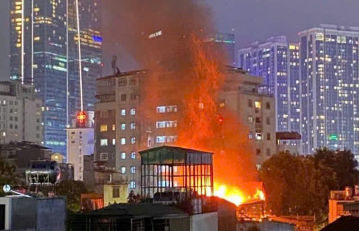 Vụ đốt rác gây cháy lớn ở Hà Nội: Cần chế tài mạnh để răn đe tâm lý 'làm bừa không sao'- Ảnh 1. Vụ đốt rác gây cháy lớn ở Hà Nội: Cần chế tài mạnh để răn đe tâm lý 'làm bừa không sao'- Ảnh 1.
