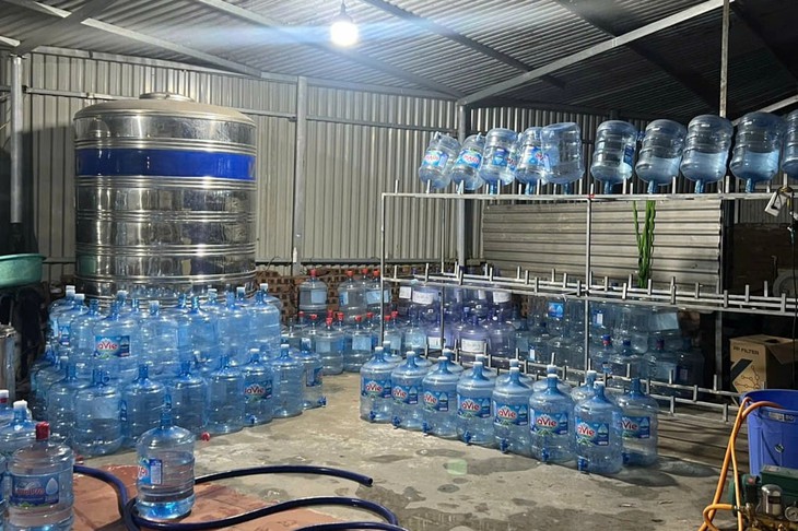 Từ vụ 20.000 bình nước Lavie giả: Cách nào để nhận biết nước đóng bình an toàn?- Ảnh 1.