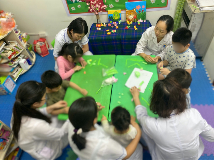 Can thiệp sớm trong rối loạn phát triển: Cơ hội vàng cho trẻ tự kỷ và chậm nói- Ảnh 3. Can thiệp sớm trong rối loạn phát triển: Cơ hội vàng cho trẻ tự kỷ và chậm nói- Ảnh 3.