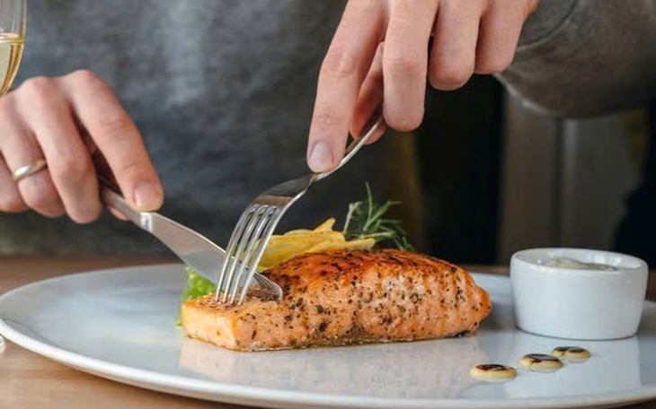 Ăn cá hồi giúp người cao tuổi chống lại 4 căn bệnh nguy hiểm do lão hóa gây ra - Ảnh 2.