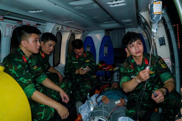 Bệnh nhân nhồi máu cơ tim nguy kịch được trực thăng đưa từ đảo Thuyền Chài về đất liền cấp cứu- Ảnh 2.