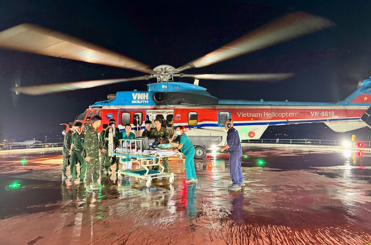 Bệnh nhân nhồi máu cơ tim nguy kịch được trực thăng đưa từ đảo Thuyền Chài về đất liền cấp cứu- Ảnh 1.