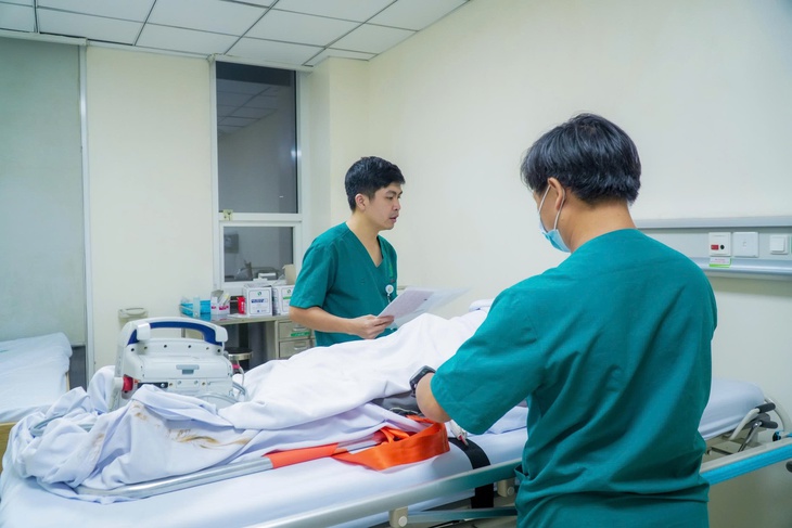 Bệnh nhân nhồi máu cơ tim nguy kịch được trực thăng đưa từ đảo Thuyền Chài về đất liền cấp cứu- Ảnh 3.