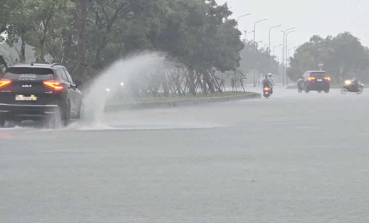 Huế ứng phó mưa lớn kéo dài, hồ chứa thủy điện tăng lưu lượng điều tiết - Ảnh 2.