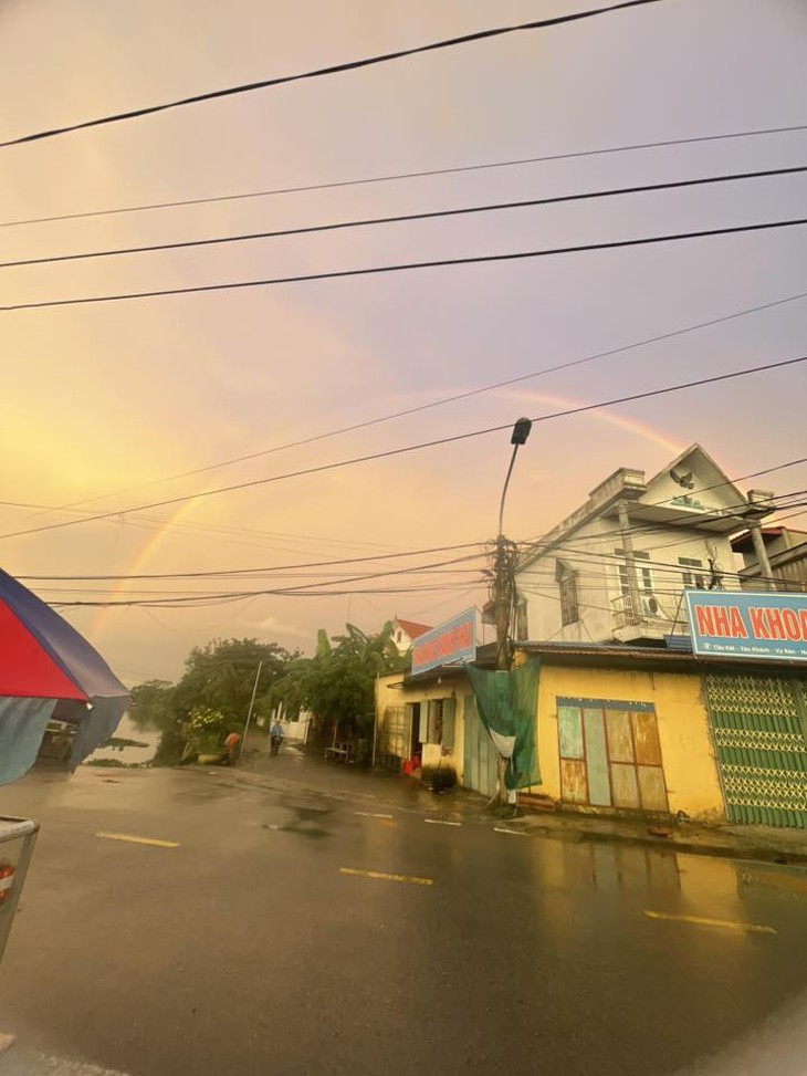 Bầu trời Hà Nội vàng rực kỳ lạ, xuất hiện cầu vồng từ sáng sớm- Ảnh 9. Bầu trời Hà Nội vàng rực kỳ lạ, xuất hiện cầu vồng từ sáng sớm- Ảnh 9.