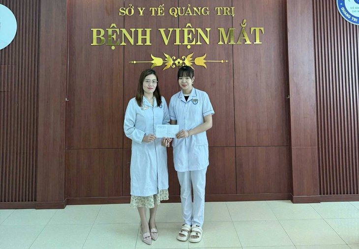 Video nữ điều dưỡng bệnh viện nhanh trí cứu người đàn ông ngưng tim- Ảnh 1.