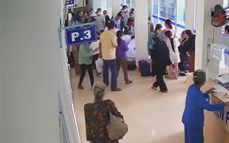 Trên đường đi họp, Giám đốc bệnh viện dừng xe khẩn cấp cứu người bị tai nạn- Ảnh 4.